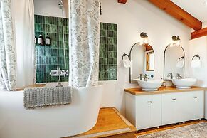 Myra Canyon Lodge + Ranch