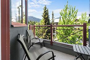 Alpenglow Lodge by MountainView
