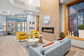 Alpenglow Lodge by MountainView