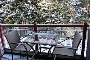 Alpenglow Lodge by MountainView