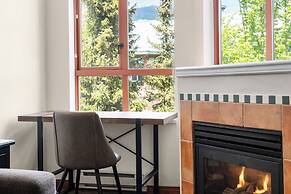 Alpenglow Lodge by MountainView