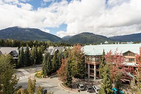 Alpenglow Lodge by MountainView