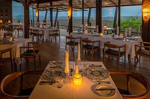 Rhino Ridge Safari Lodge
