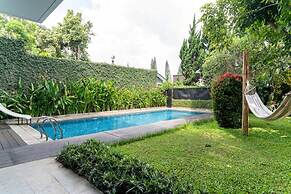 Breeze Blows City View 5 Br Heated Pool and a Billiard