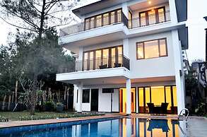 Breeze Blows City View 5 Br Heated Pool and a Billiard