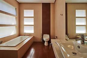 Breeze Blows City View 5 Br Heated Pool and a Billiard
