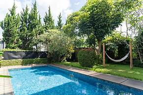 Breeze Blows City View 5 Br Heated Pool and a Billiard