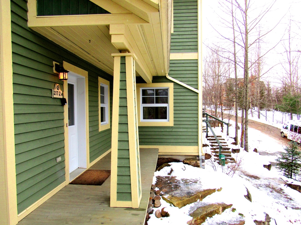 Tremblant les Eaux by Location ADP Tremblant