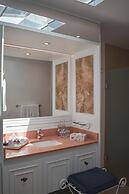 Parc Royale Suites Hotel