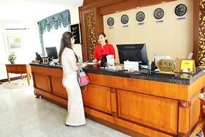 Sunny Holiday Hotel