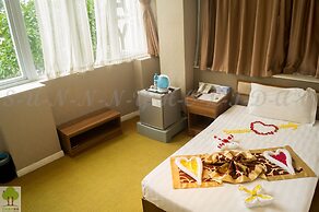 Sunny Holiday Hotel