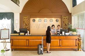 Sunny Holiday Hotel