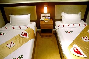 Sunny Holiday Hotel