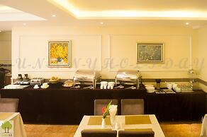 Sunny Holiday Hotel