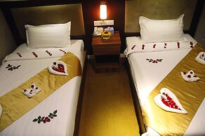 Sunny Holiday Hotel