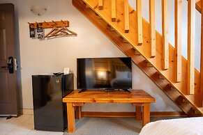Basecamp Lodge Golden