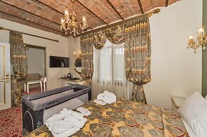 By Murat Crown Hotel