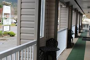 Monashee Lodge
