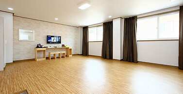 Traum Hotel & Condo