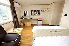 Traum Hotel & Condo