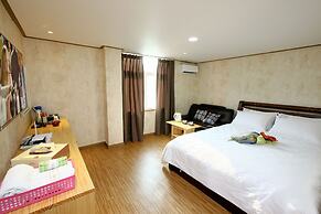 Traum Hotel & Condo