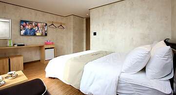 Traum Hotel & Condo