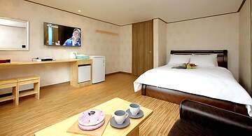 Traum Hotel & Condo