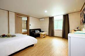 Traum Hotel & Condo