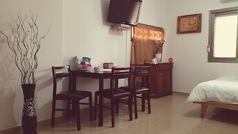 Zimmer Dora Dead Sea