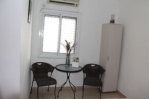 Zimmer Dora Dead Sea