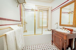 Cobb & Co Court Boutique Hotel