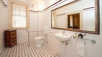 Cobb & Co Court Boutique Hotel