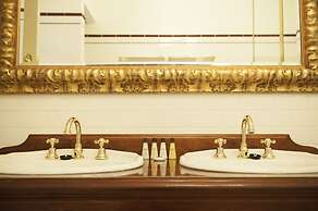 Cobb & Co Court Boutique Hotel