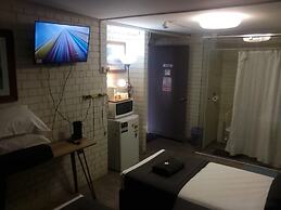 Kingsford Riverside Inn