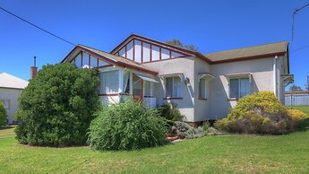 The Vines Motel and Cottages