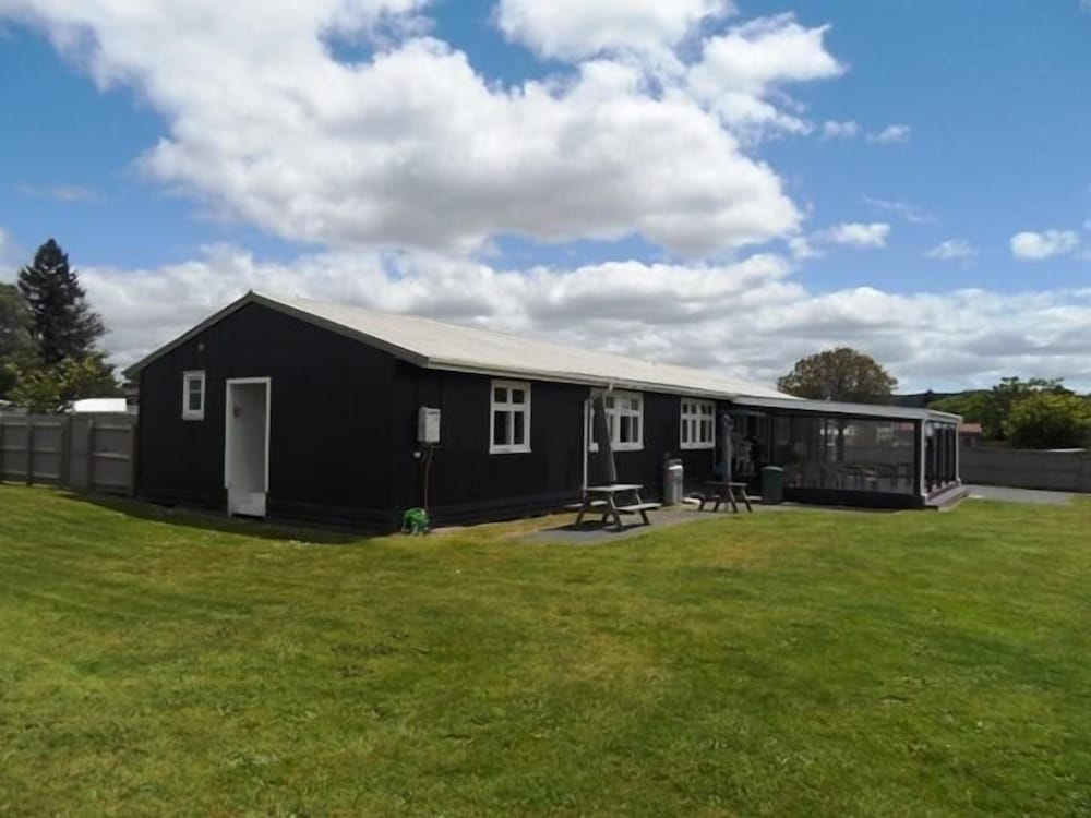 Lake Maraetai Lodge - Hostel
