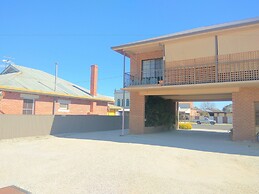 Holbrook Town Centre Motor Inn