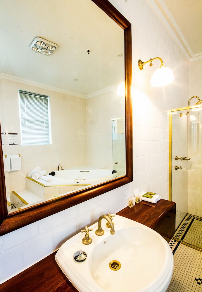 Largs Pier Hotel Motel