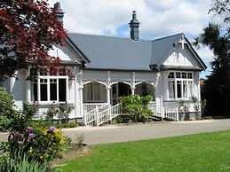 The White Elephant Accommodation - Hostel