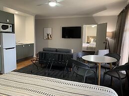 Hamilton's Henry Parkes Motor Inn, Parkes