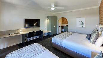 Hamilton's Henry Parkes Motor Inn, Parkes