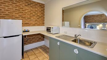 Hamilton's Henry Parkes Motor Inn, Parkes