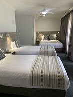 Hamilton's Henry Parkes Motor Inn, Parkes