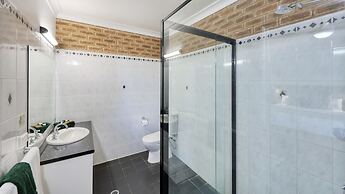 Hamilton's Henry Parkes Motor Inn, Parkes