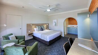 Hamilton's Henry Parkes Motor Inn, Parkes