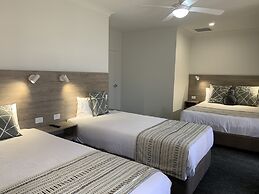 Hamilton's Henry Parkes Motor Inn, Parkes