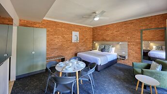 Hamilton's Henry Parkes Motor Inn, Parkes