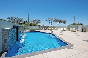 The Waterford on Main Beach