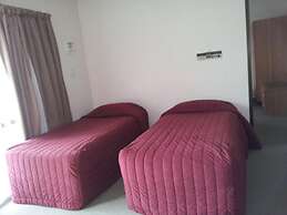 Ace High Motor Inn