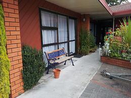Ace High Motor Inn
